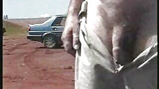 Коротко стрижена брюнетка мастурбує, спостерігаючи, як подруга скаче секс відео українське верхи на Рокко Сіфредді