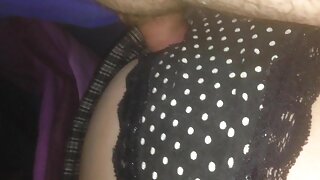 Грудаста брюнетка мастурбує перед чуваками і українське домашнє порно отримує жорсткий трах