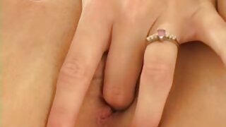 Чарівна довгонога білява порно українське красуня дражнить пальцями свою лису кицьку