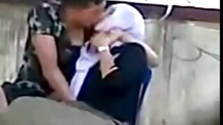 Угорська повія порно фото українське Аміра Адара працює на знімальному майданчику, знімаючи лесбійське дійство втрьох